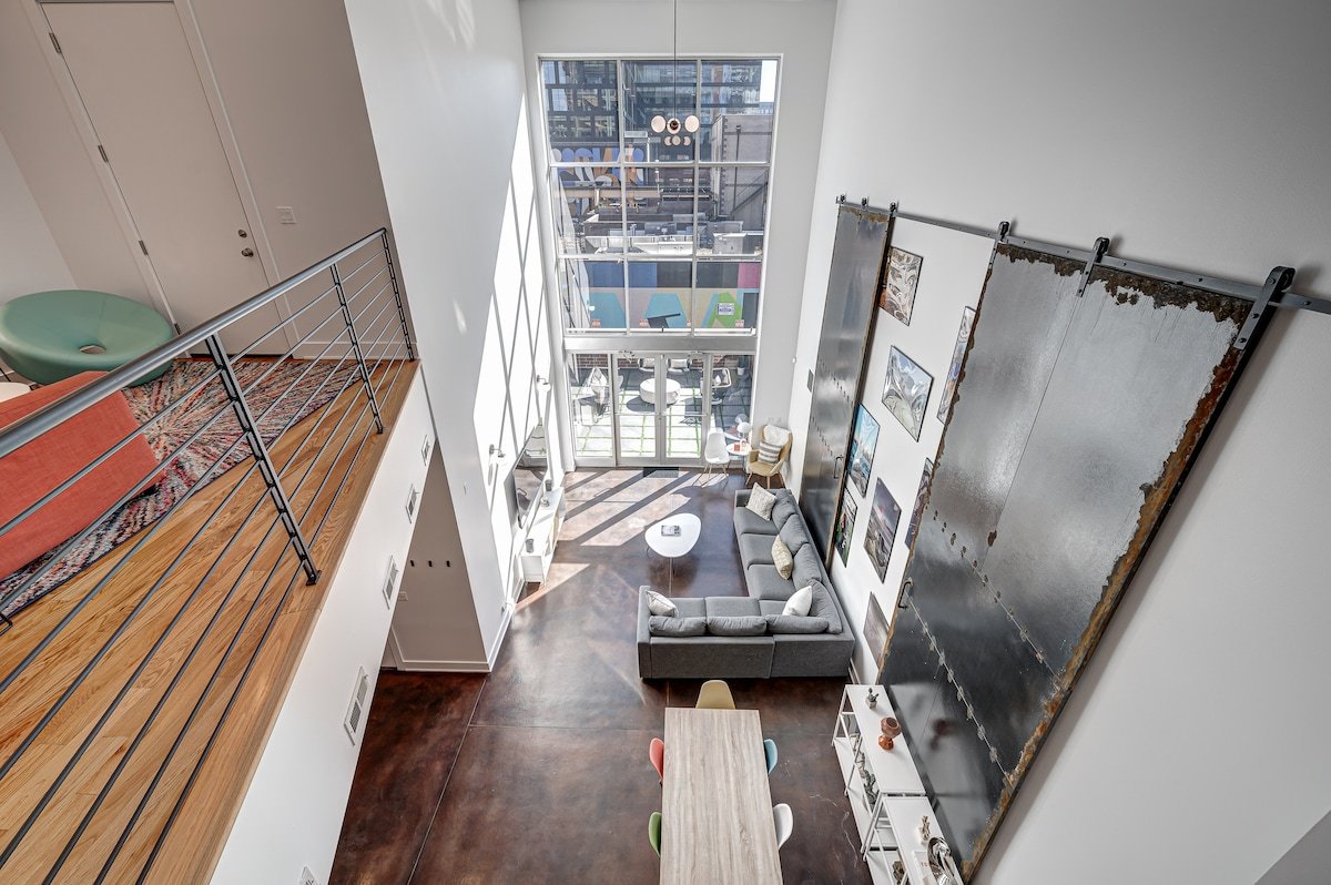 Updated Designer Duplex In Fulton Market W/parking gallery image 2