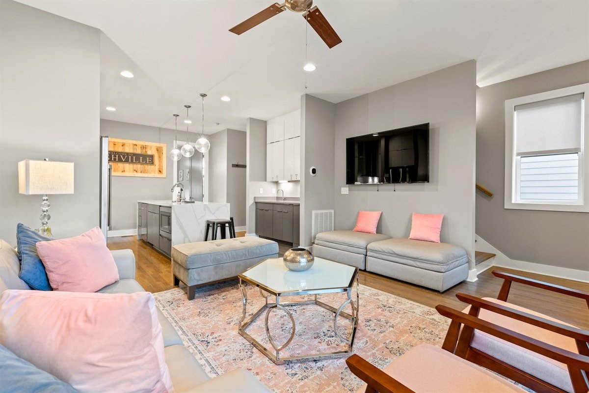 Great for Gatherings | Rooftop Views + Make Up Bar gallery image 3