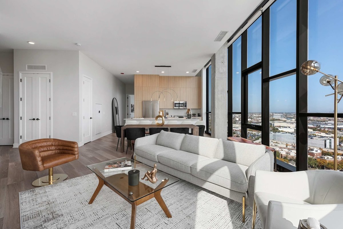 River West 3BR Penthouse Duo: Skyline Comfort gallery image 2