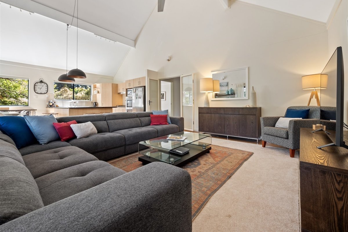 The River House – in the heart of Margaret River! gallery image 4