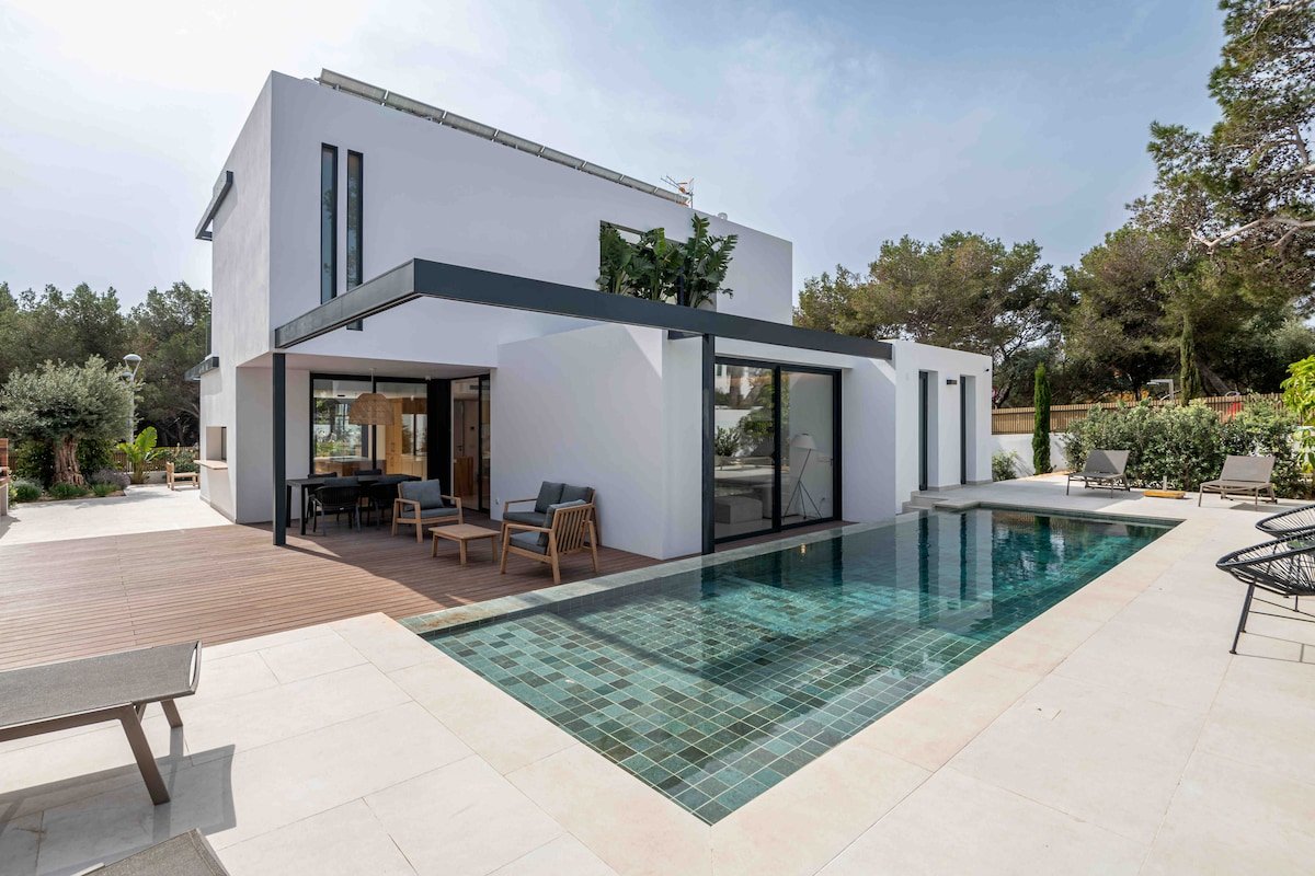 Chalet de lujo con piscina delante de la playa. gallery image 2