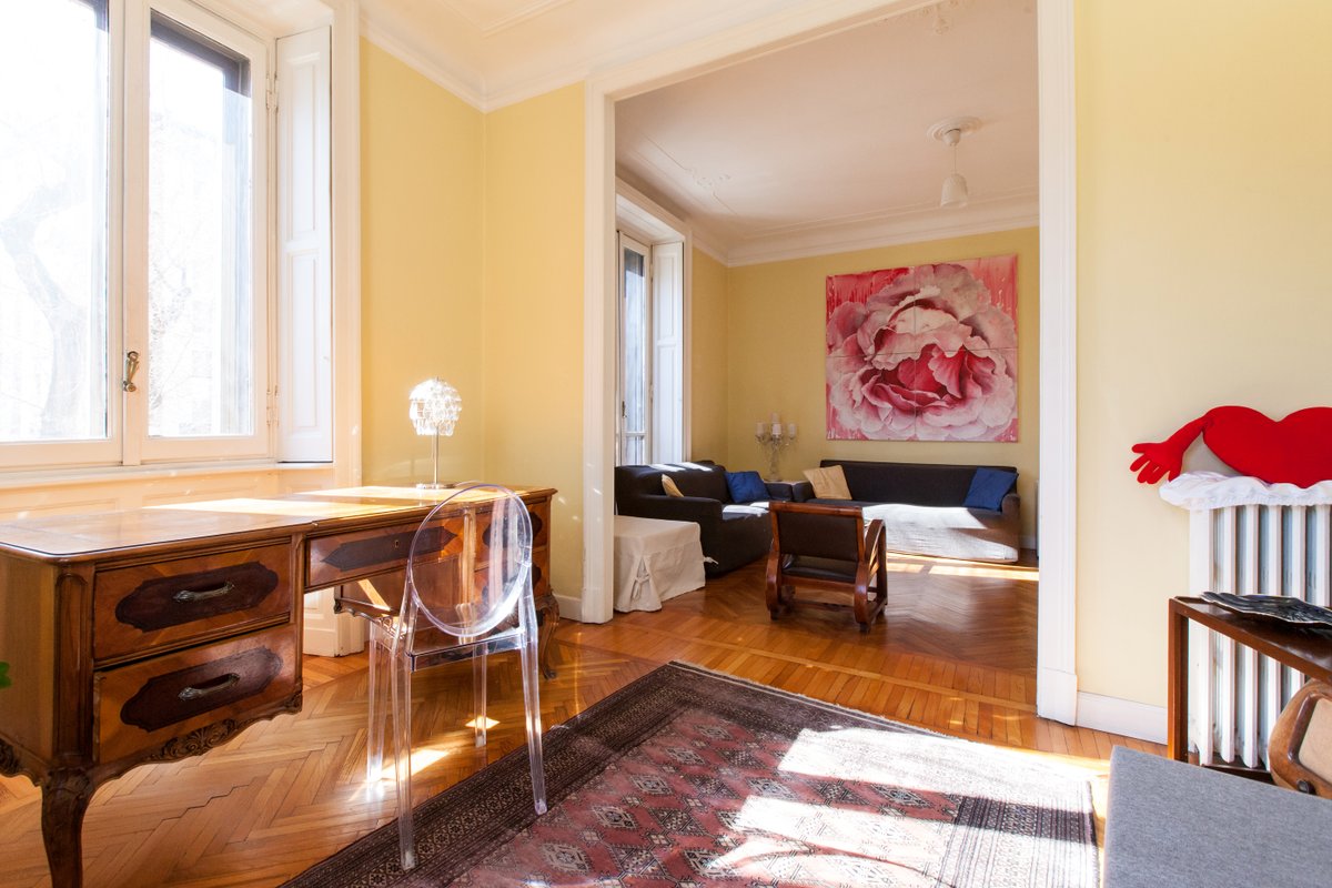 Central Milan • Spacious 2BR • Quiet • A/C • Lift