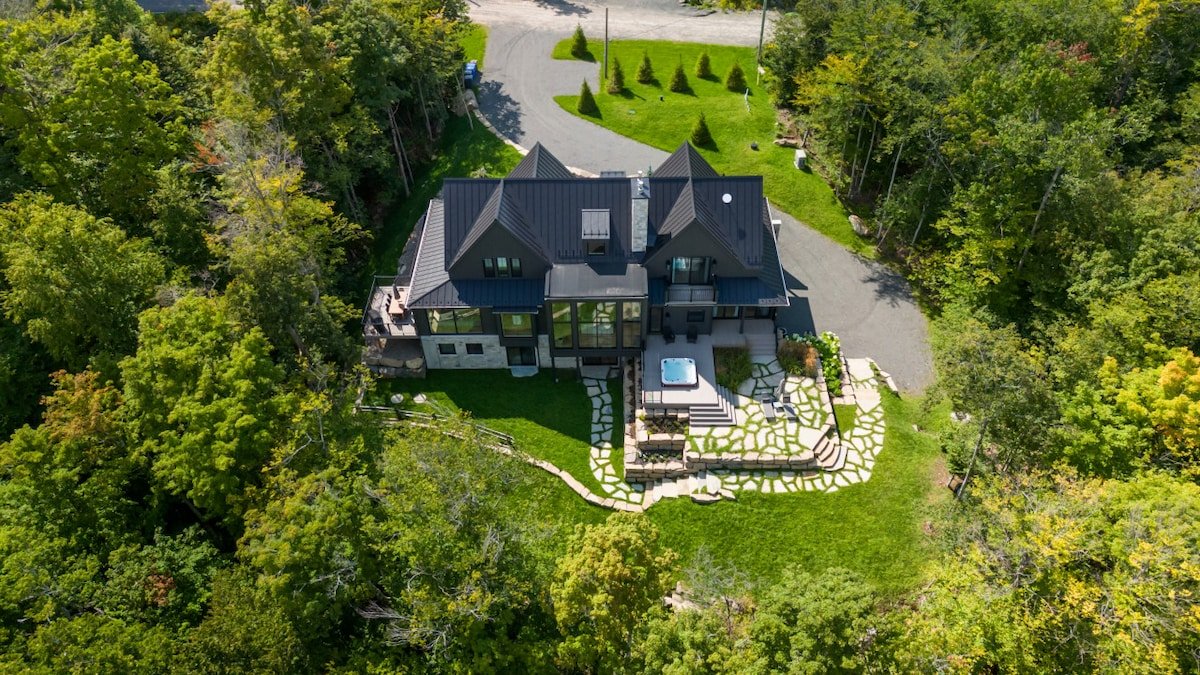 7,000sf chalet w/hot tub, firepit, chef’s kitchen