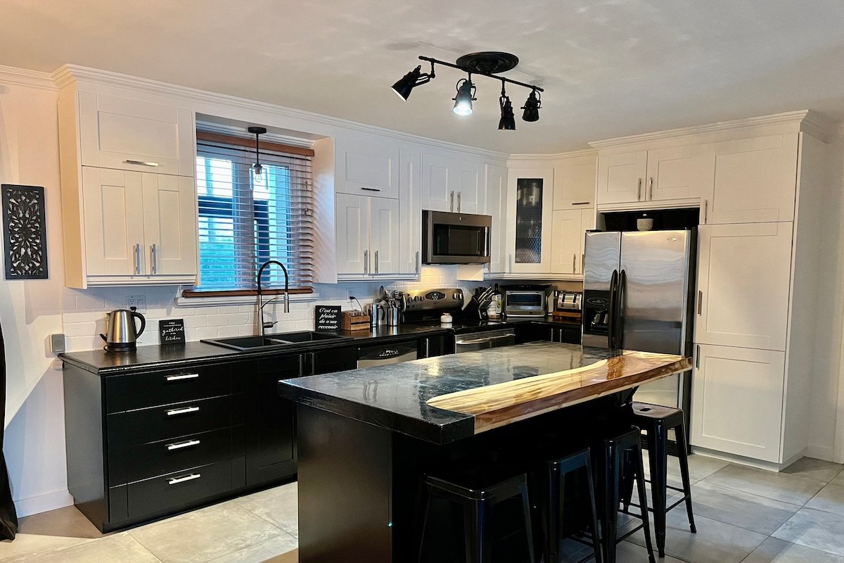 Superbe maison, terrain intime, spa et billard! gallery image 5