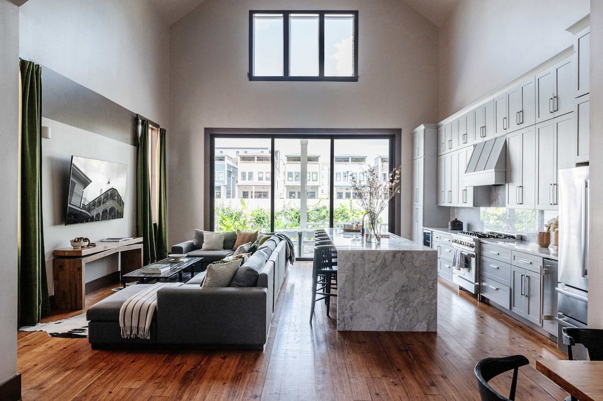 Luxe 7bedroom |Pool + Spa| 1 block to Parade Route gallery image 3