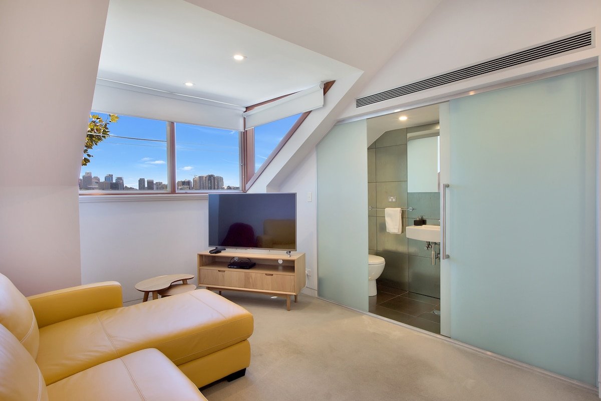 Harbour Bridge Views, Luxury, Stylish Abode. gallery image 4