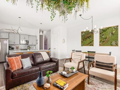 Spacious Group Getaway: Rooftop Deck & Hot Tub!