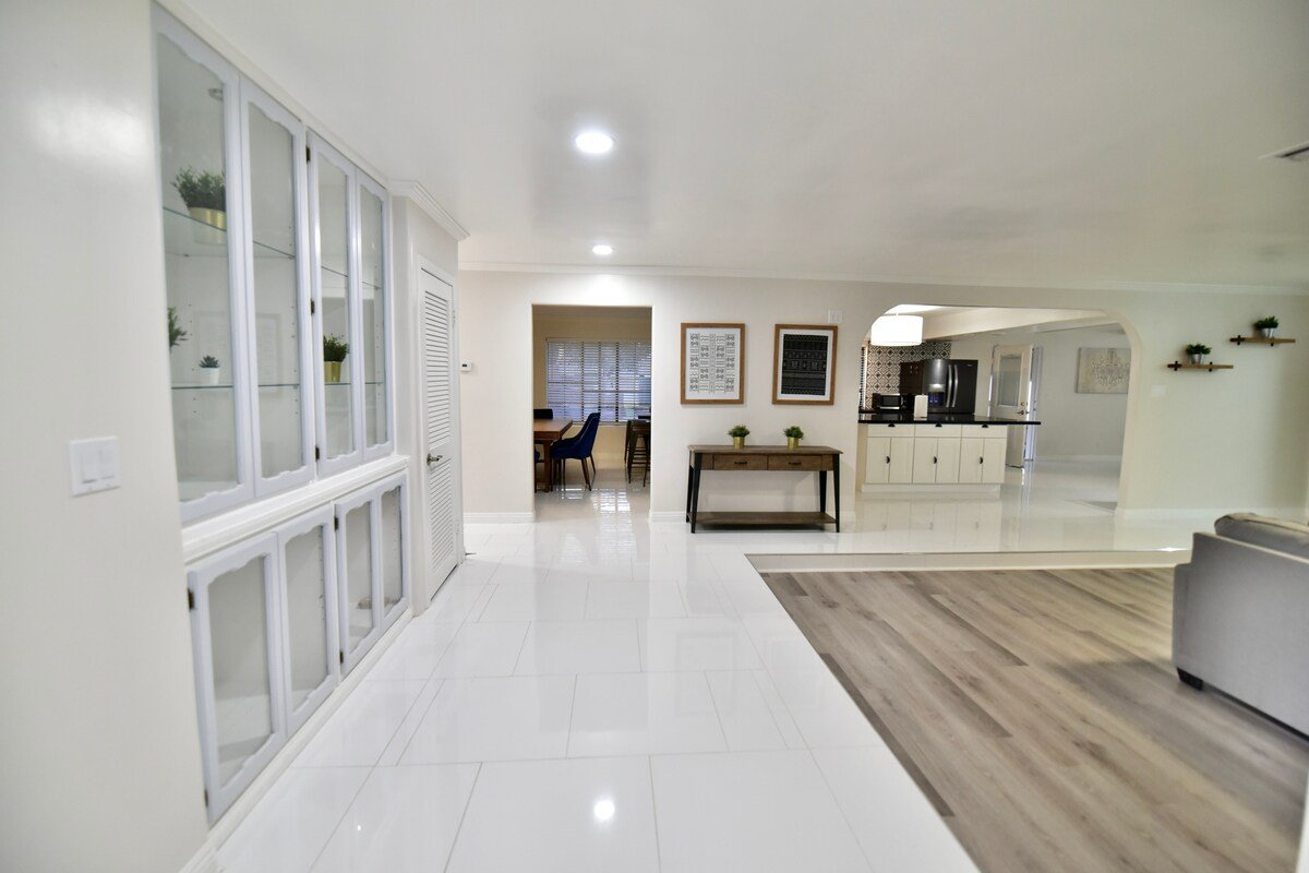 Tropical Pool and backyard gallery image 3