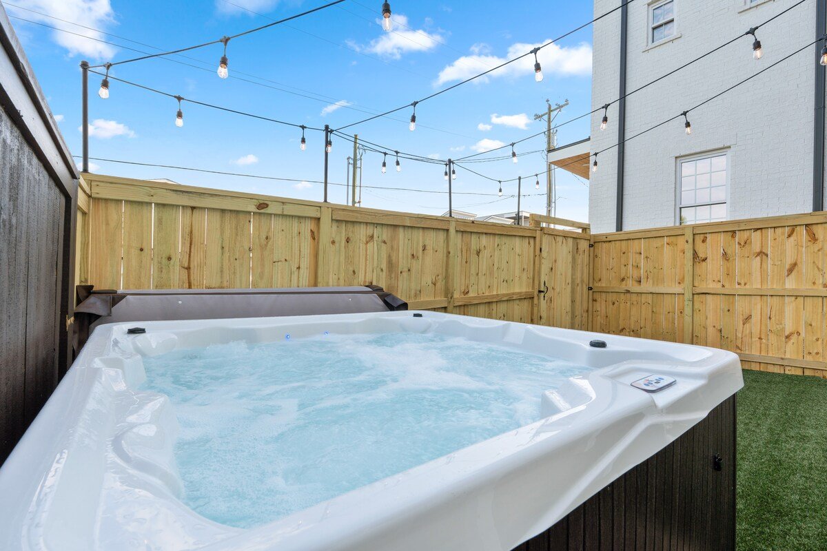 Luxury 4BR | Hot Tub • Mural • Rooftop Lounge gallery image 4