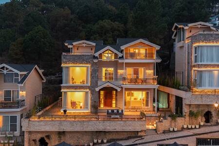 Luxe Villa W/ Private Pool, Jacuzzi & Steam Room