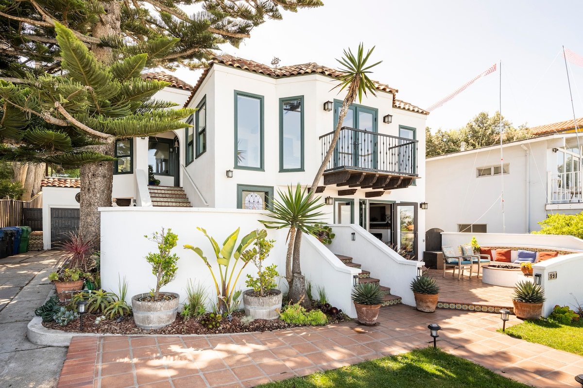 Spectacular Award Winning Ocean Front 2 Bed 2 Bath gallery image 2