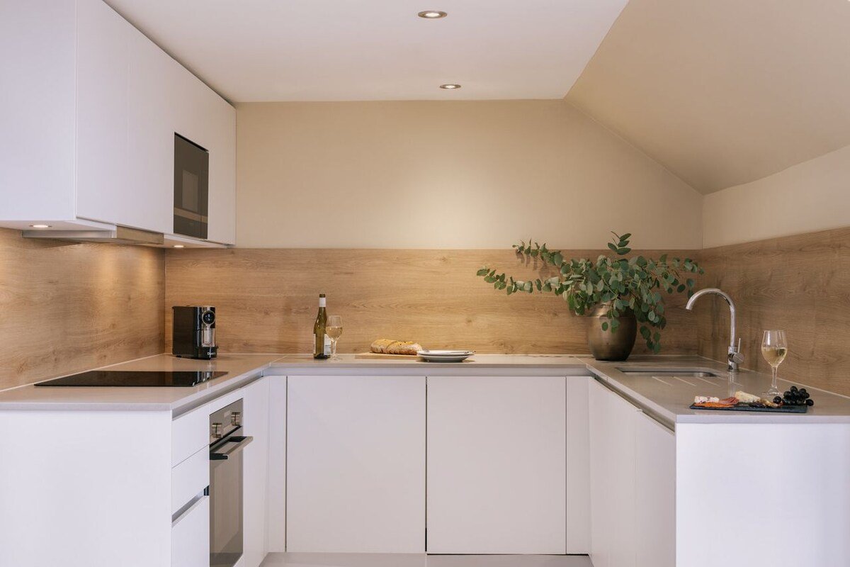 Sonder Royal Garden | 2BR Apartment w/ Balcony gallery image 4