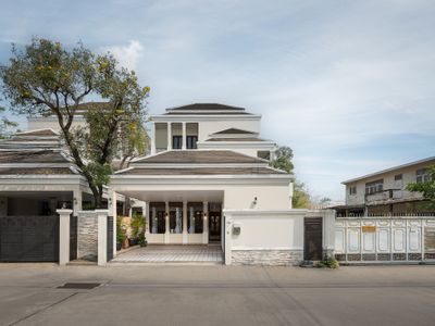 Serene Family Home BTS Ari