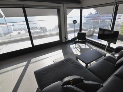 Nero Luxury Flat by Zennova