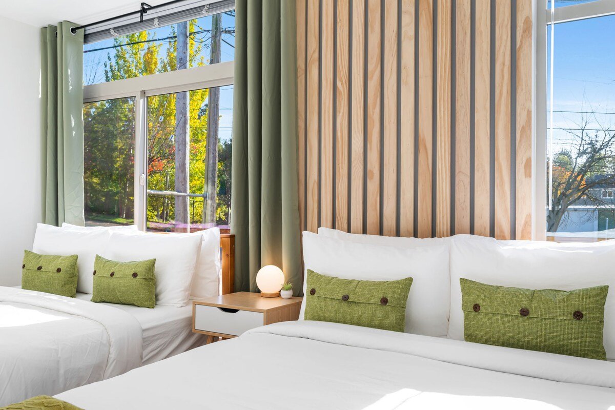 Designer 4B3B w/Theater & Rooftop close to CapHill gallery image 5