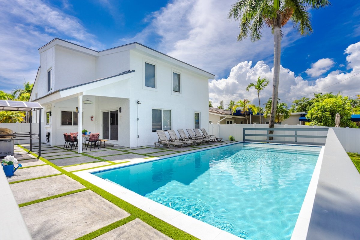 Luxury 5BR/3BA Villa Walk to Hollywood Beach gallery image 2