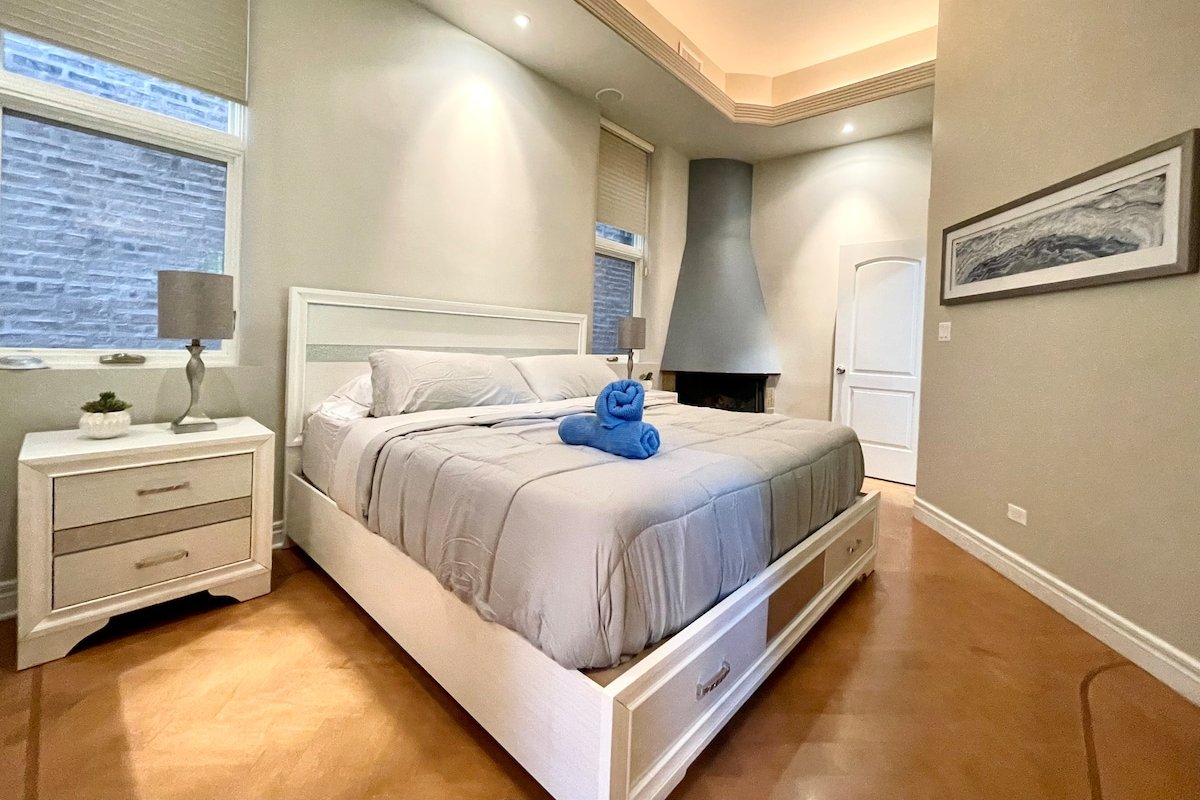 GROUP LUX in Old Town/Gold Coast (+private roof) gallery image 5