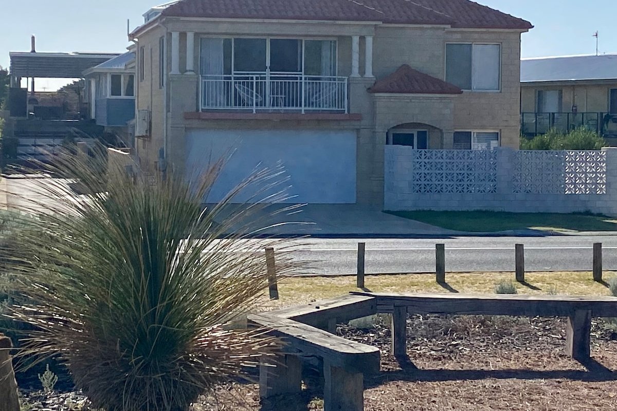 Bunbury beachfront townhouse, 500m to the CBD. gallery image 2