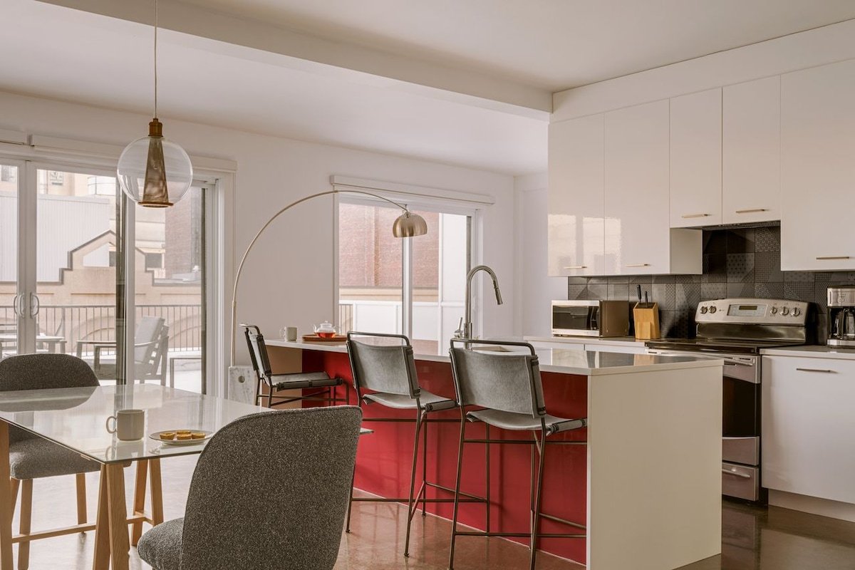 Sonder Penny Lane | 2BR w/ Two Balconies gallery image 3