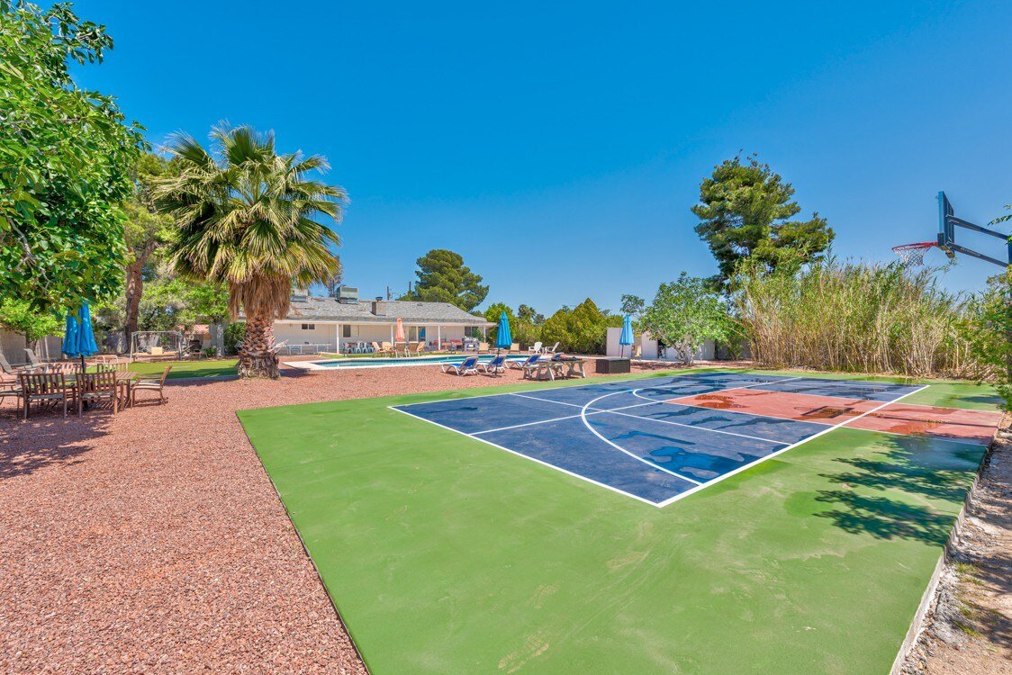 777Rentals – 7BRs/4BA – Sport Court Estate