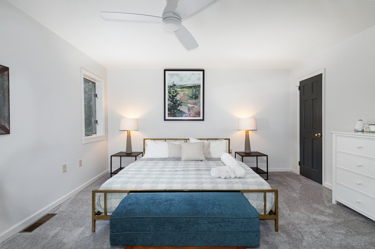 Family Manor Sleeps 18 w Pickleball, Pool, HT, FP gallery image 3