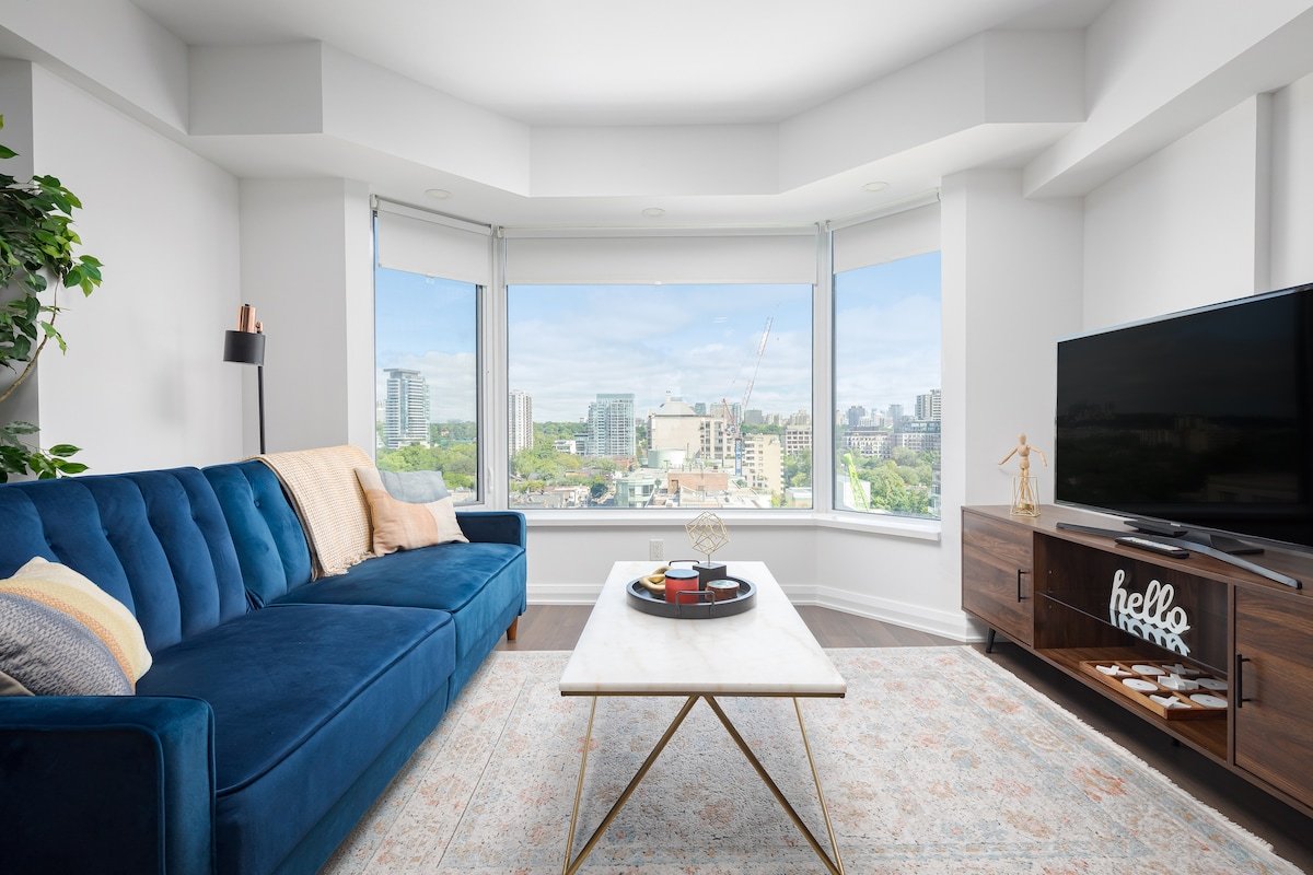 Condo in Yorkville gallery image 2