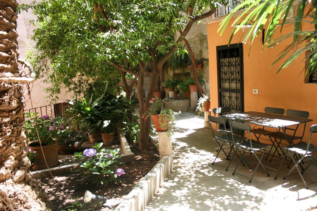 A peaceful garden behind the Coliseum