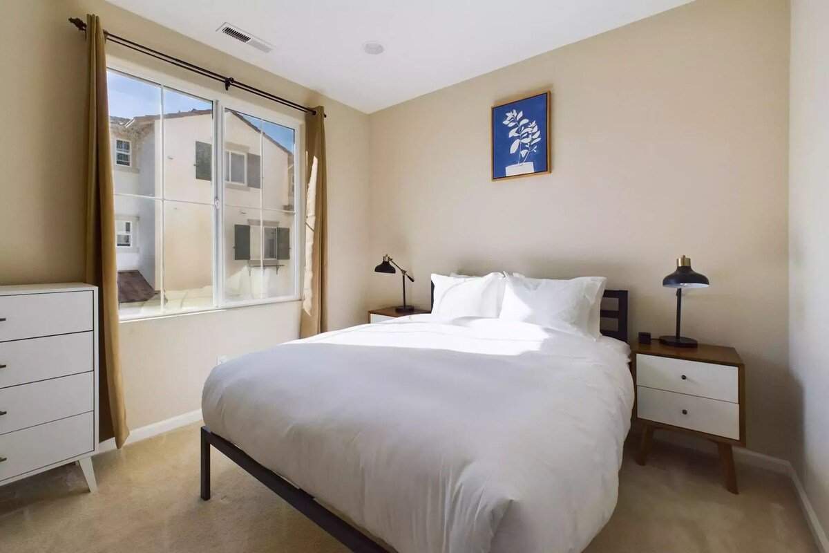 NEW! Bright 3b/2.5ba Silicon Valley home w/garage gallery image 3