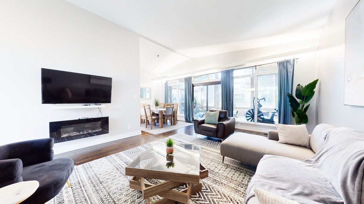 Lux House with 7 Bedrooms/3 Baths + Yoga/Sun Room gallery image 2