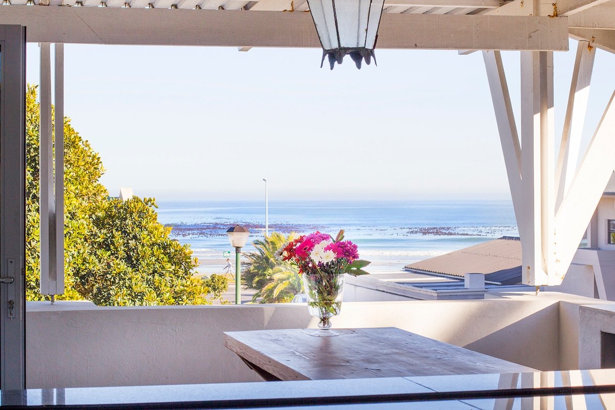 4-bed Beach House Sea Views, 50m Walk to the Beach gallery image 2