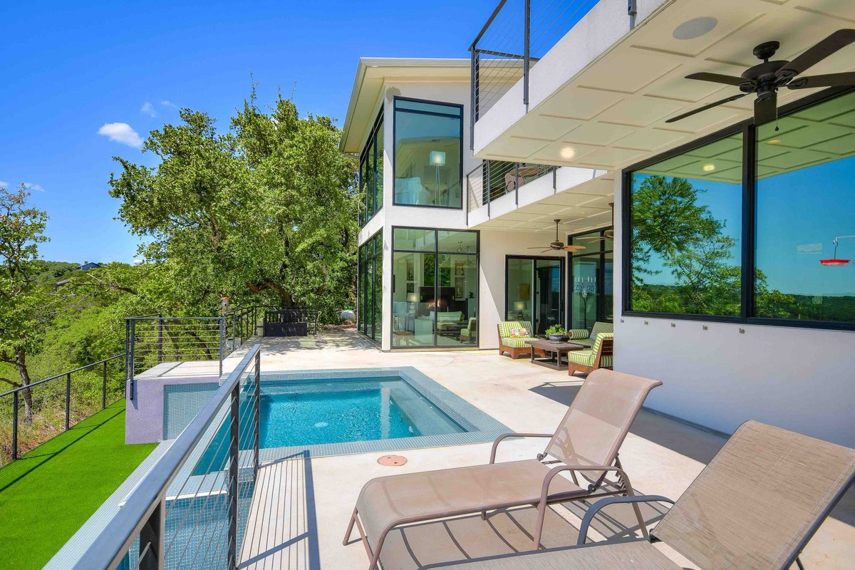 Clifftop Luxury: Pool, Sunsets & Panoramic Views