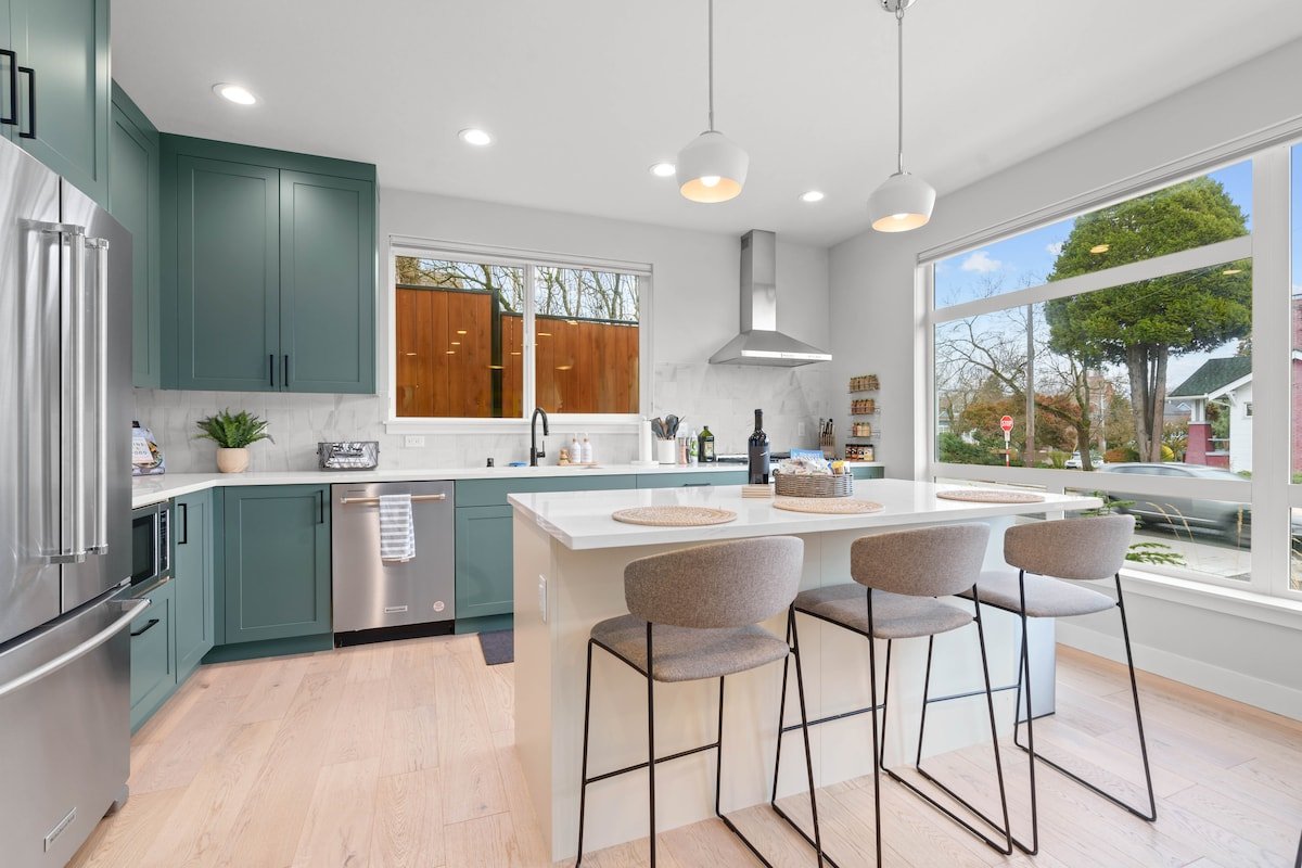 New Seattle Home | Walk to Restaurants | Rooftop gallery image 4