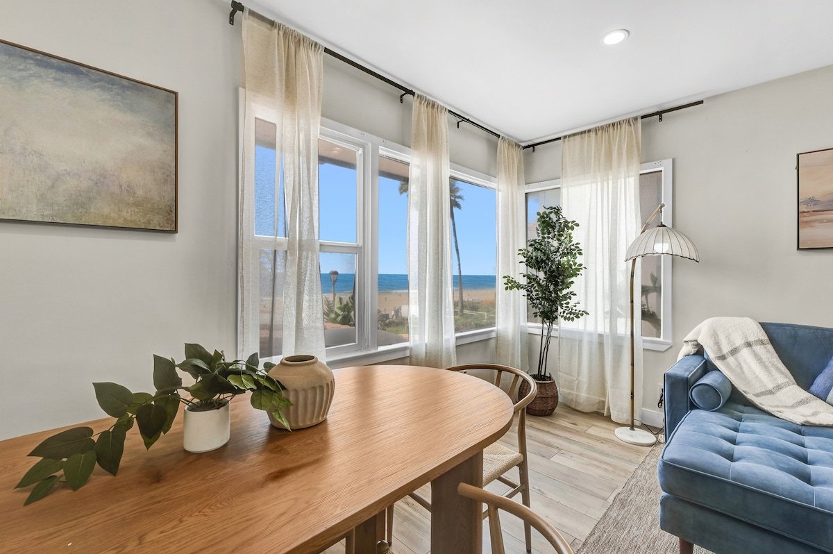 BEACH-FRONT | OCEAN VIEWS | LUXE Spacious 2-BED gallery image 3