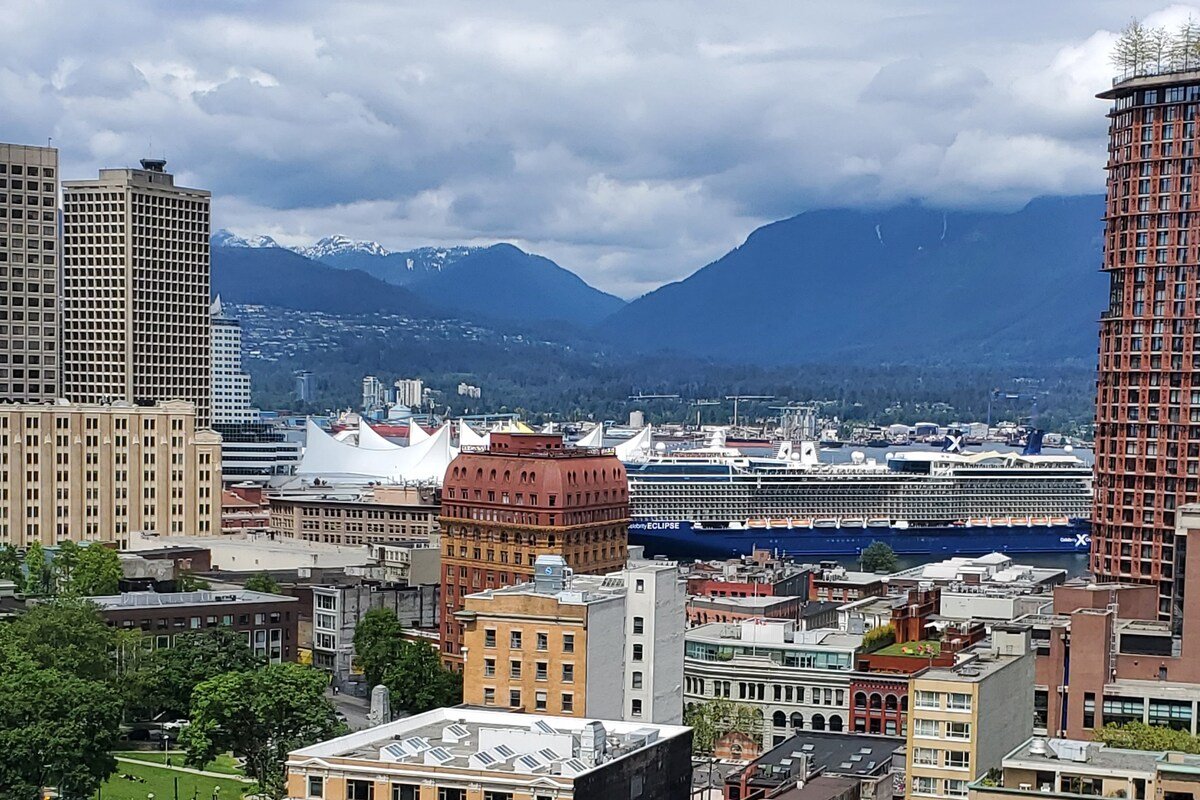 Gorgeous Views! Parking high floor. Licensed AC gallery image 3