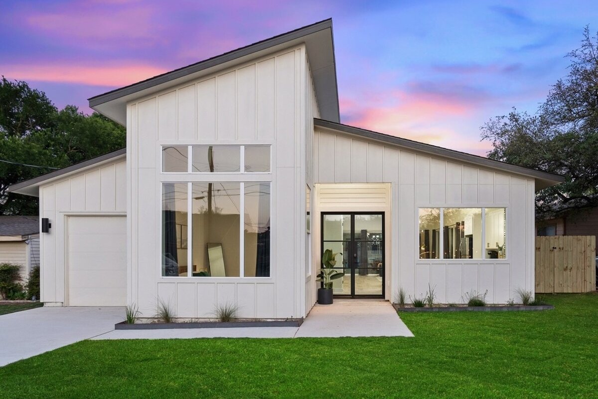 White Dove Pool House- Modern Luxury 4BR Home Near gallery image 3