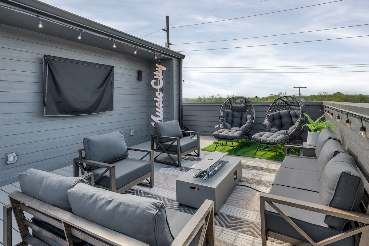 Winter Rates | Iconic Duo 15 Min to DT Sleeps 24 gallery image 4