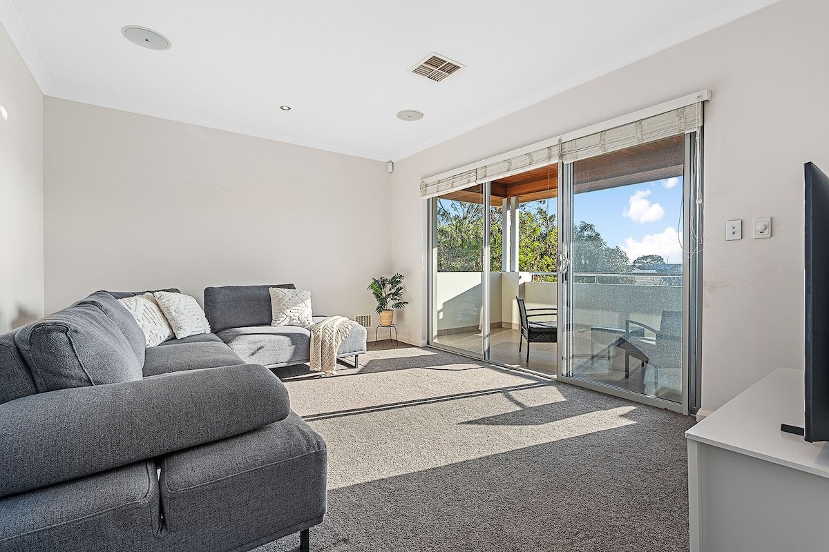 Family home – walk to Scarborough beach gallery image 4