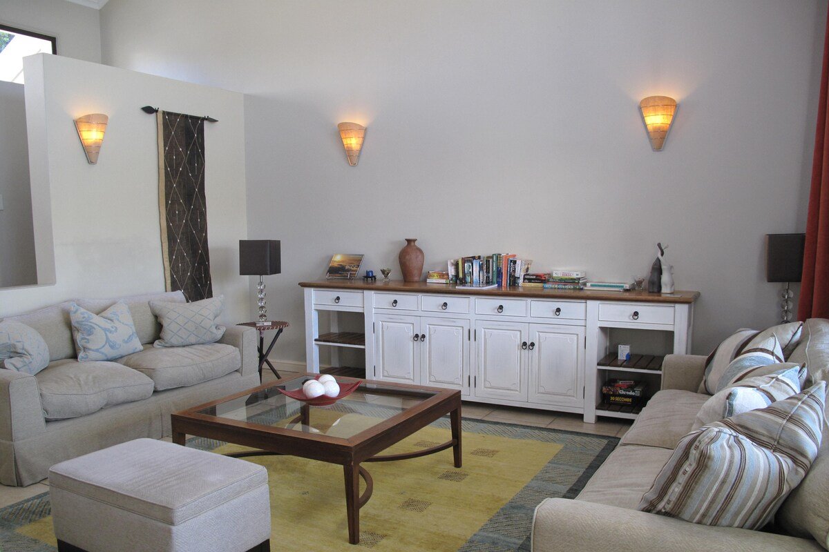 Beautiful 3/4 bedroom Villa on Lake Michelle gallery image 3