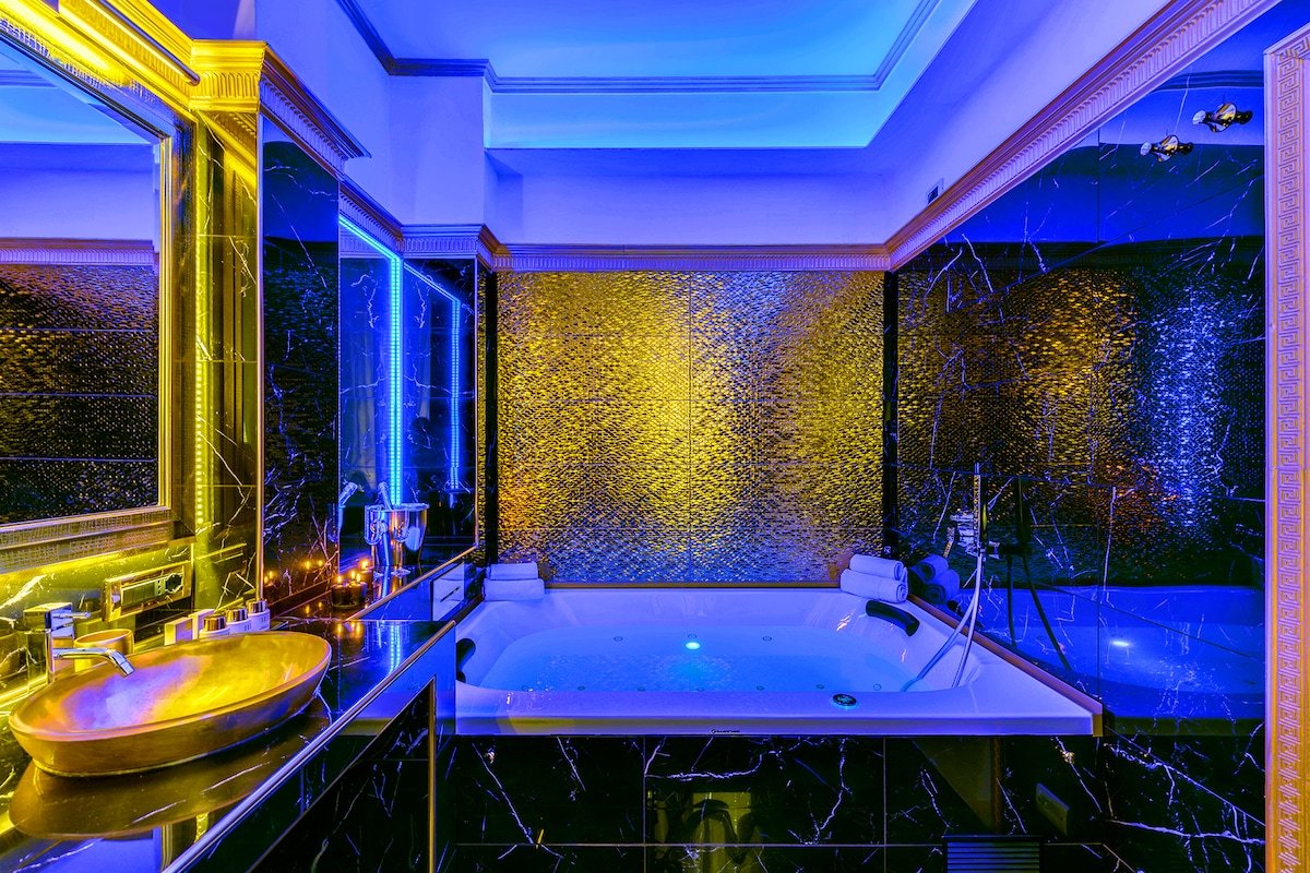 SPANISH STEPS VERSACE STYLE APARTMENT WITH JACUZZI gallery image 3