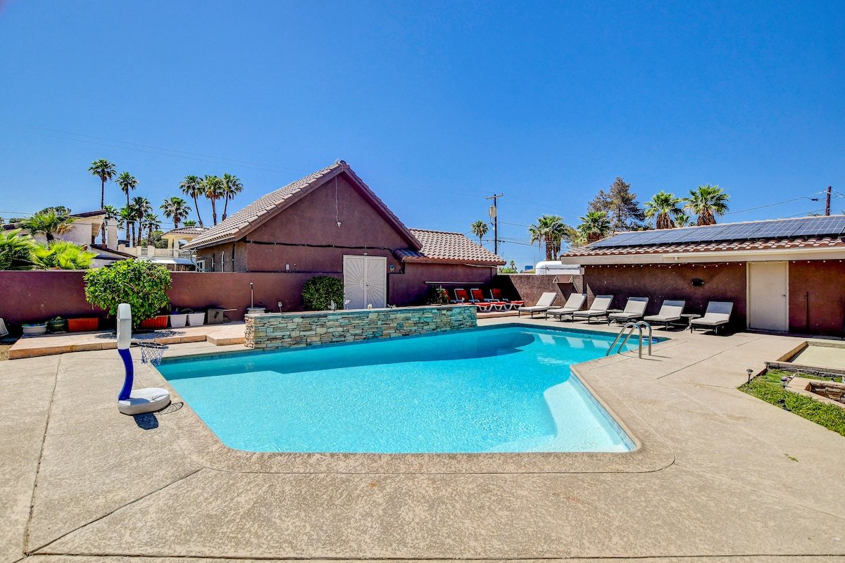 9Beds Poolside Oasis Minutes from Airport n Strip gallery image 4