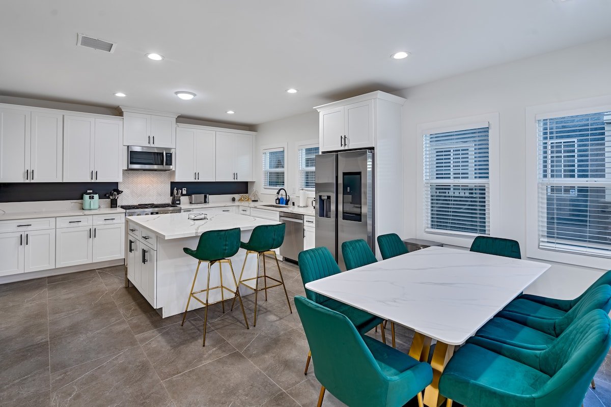 Spacious Hollywood Home | Minion Room & Pickleball gallery image 4