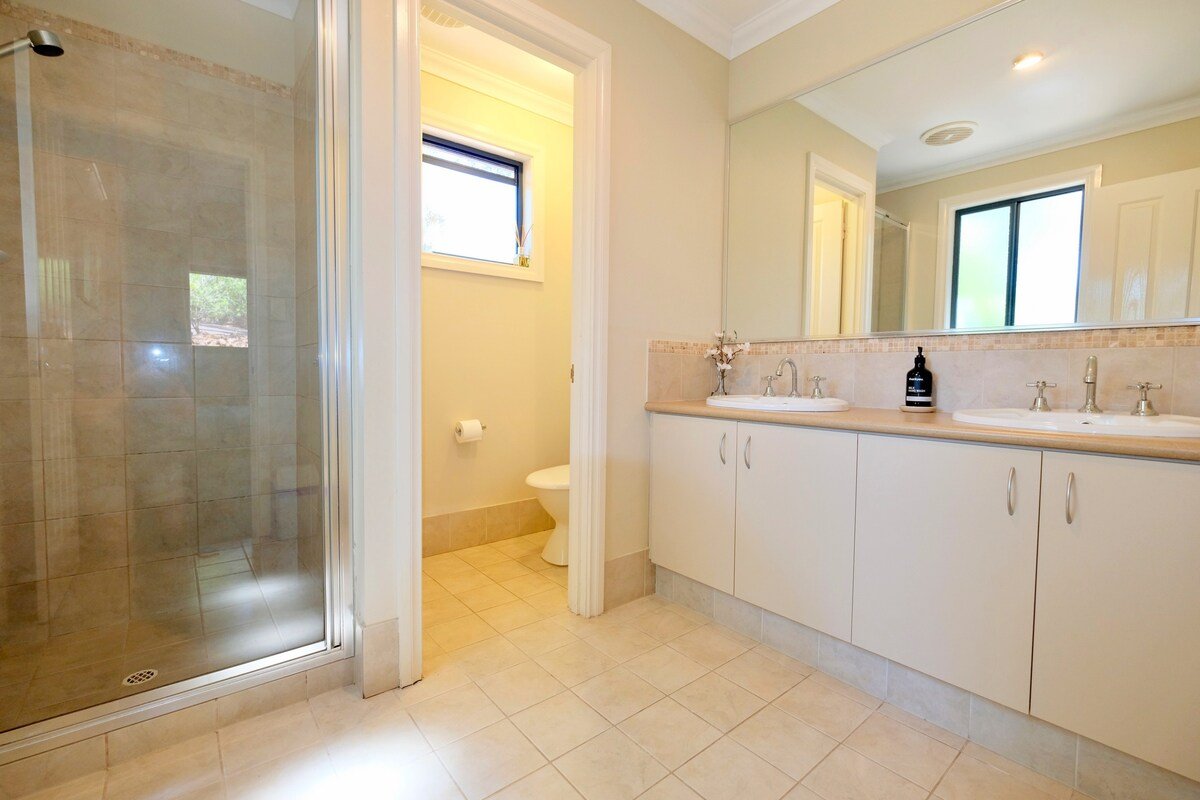 Treehouse – elevated nature setting, kids TV room gallery image 5