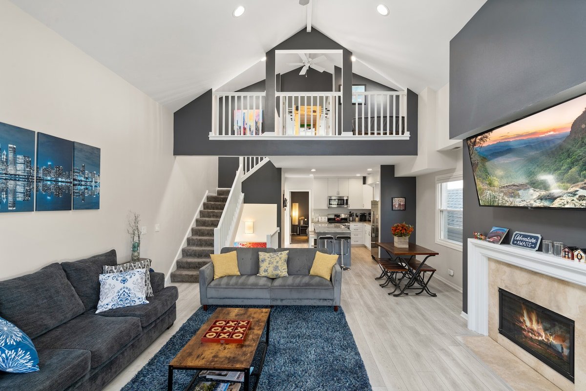 Soaring Dramatic Wrigley Loft w/ PRIVATE ROOFTOP gallery image 2