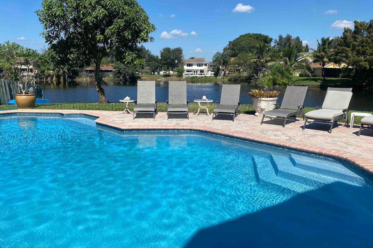 LakeFront – Home Near Casino w private pool gallery image 5