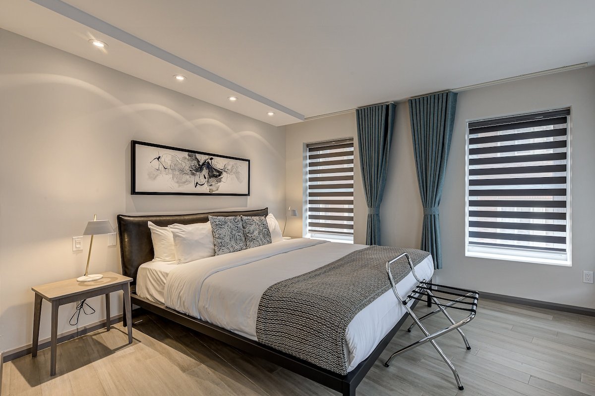 C02 | 2 Bedrooms Apt, Top Floor, Downtown, Quebec gallery image 3