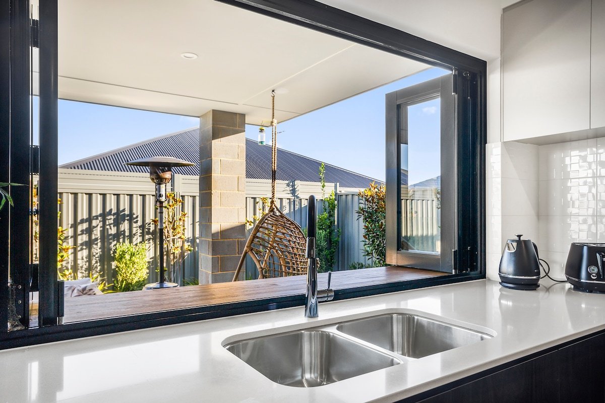 Amberton Beach’s Little Paradise by Swan BnB gallery image 2