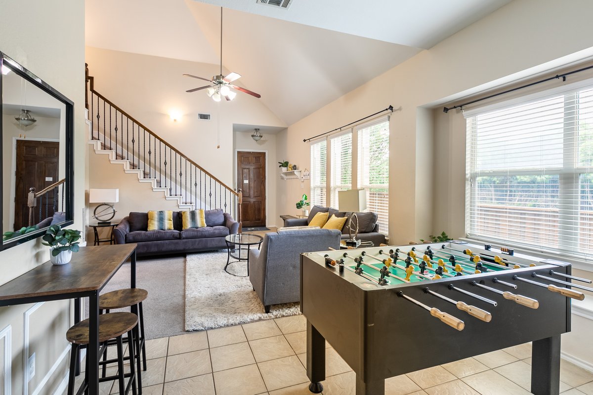 Modern Large Two Story House in Dallas. Hot Tub!