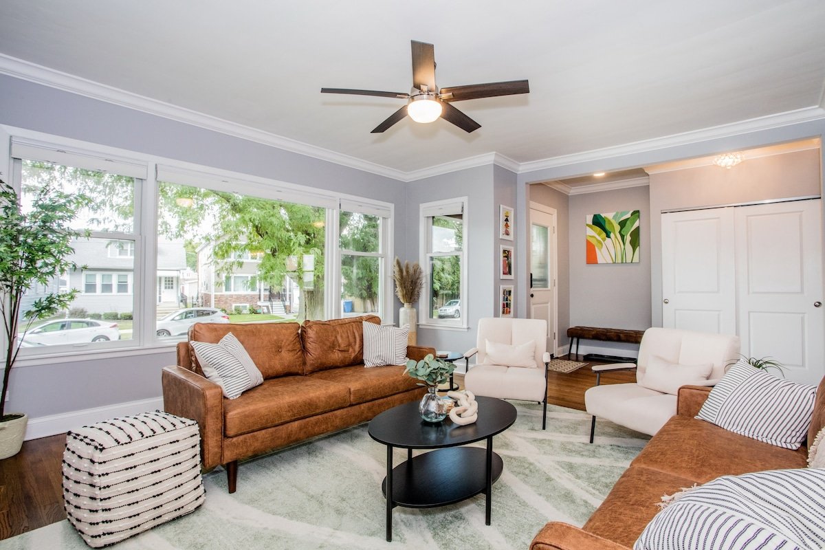 Lovely 6 Bd Retreat w/ Game Room, Back Deck & Bar gallery image 2