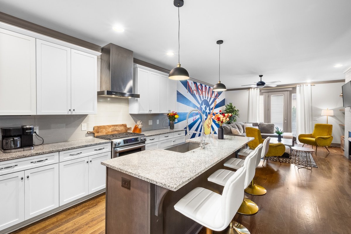 Nashville’s 3-Bed Stunner with Rooftop Deck gallery image 5