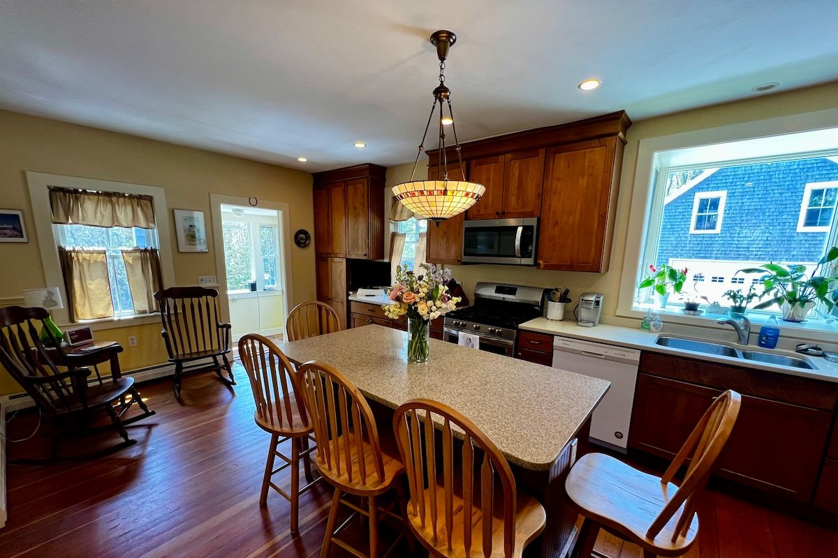 Payne Cottage. A private oasis in downtown. gallery image 4